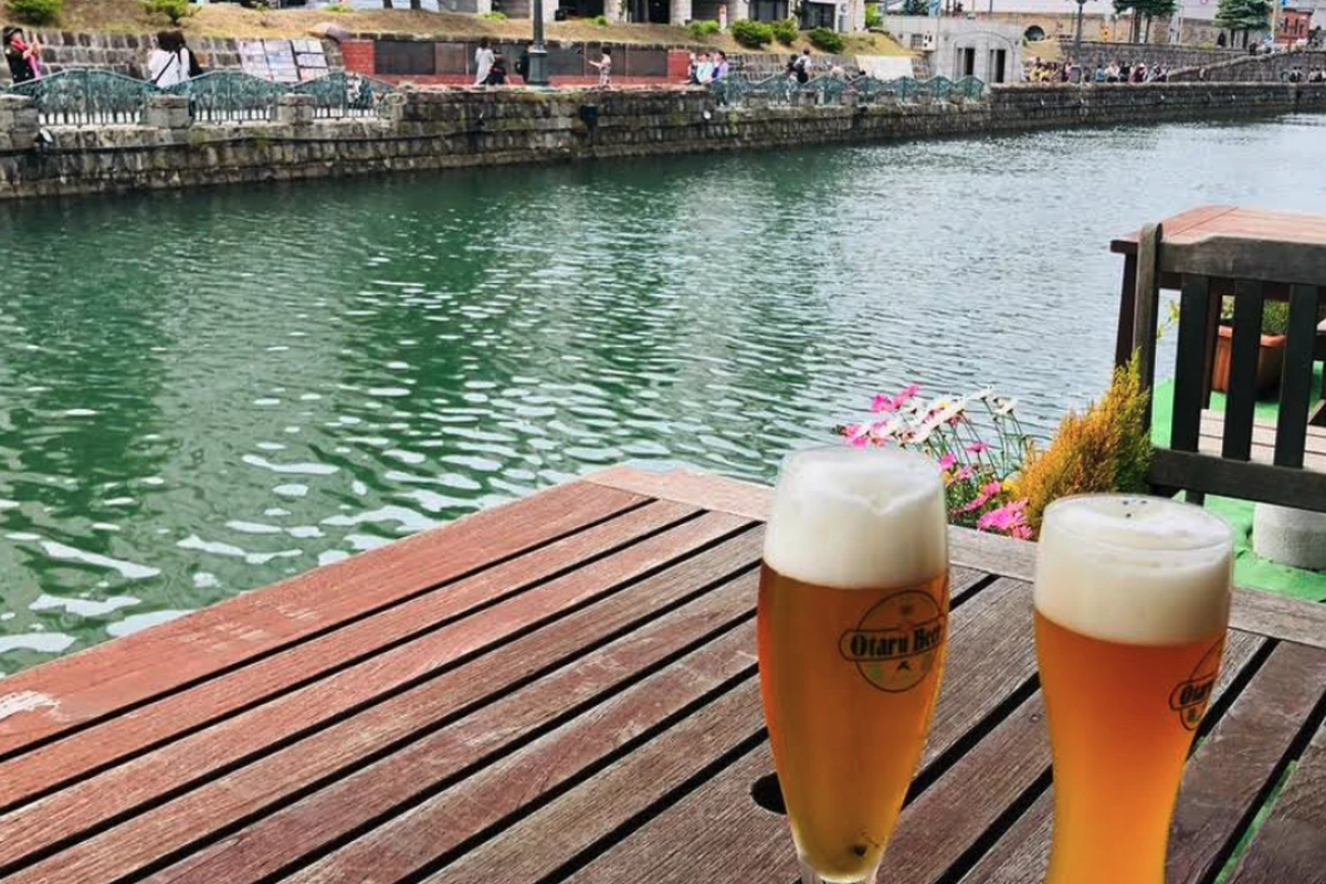 運河沿いのデッキで味わう小樽ビール