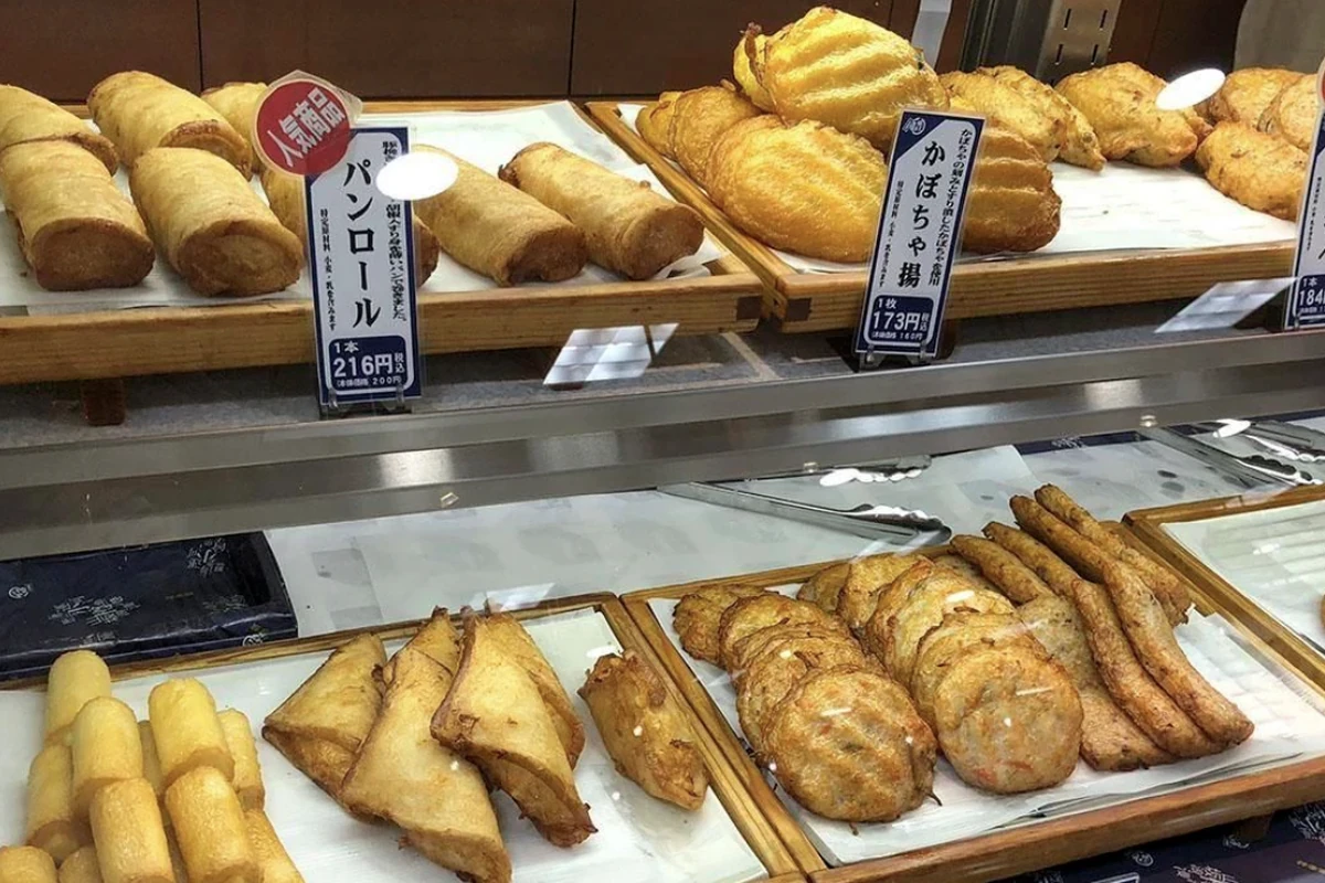 かま栄の店頭に並ぶかまぼこや揚げ物