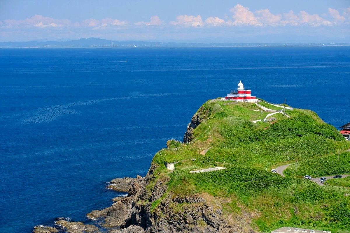 祝津の海と日和山灯台
