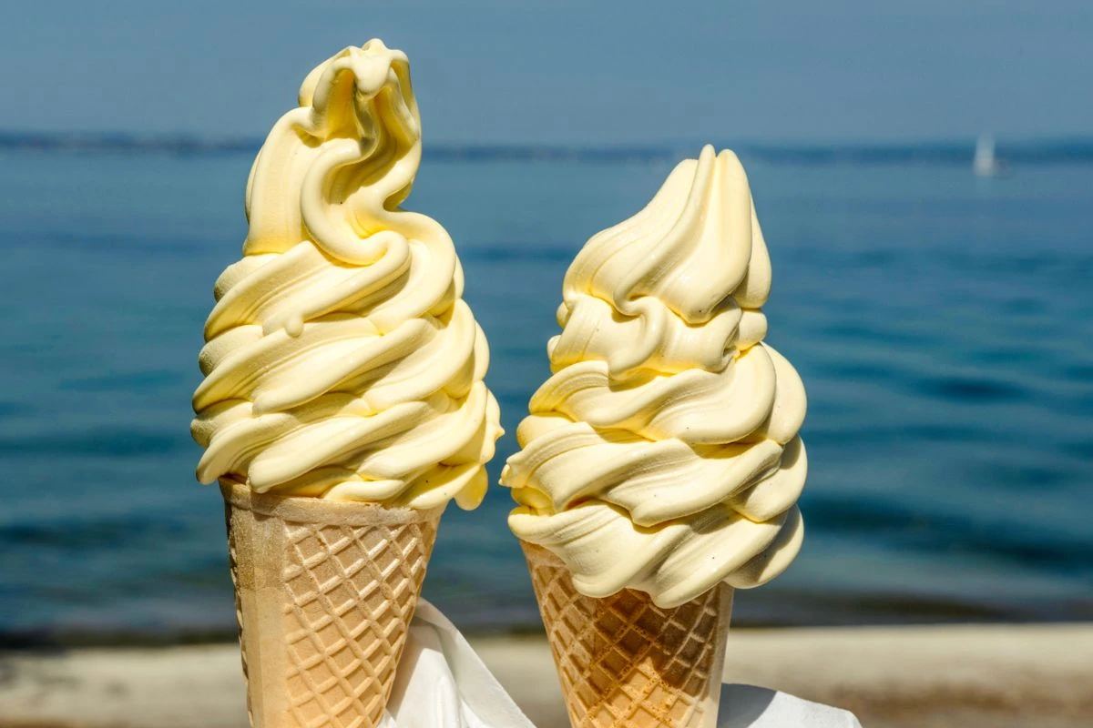 海をバックにしたソフトクリーム